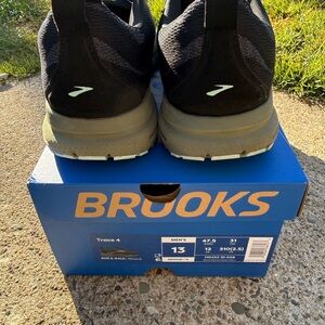 Brooks Men's Black and Green Athletic Shoes